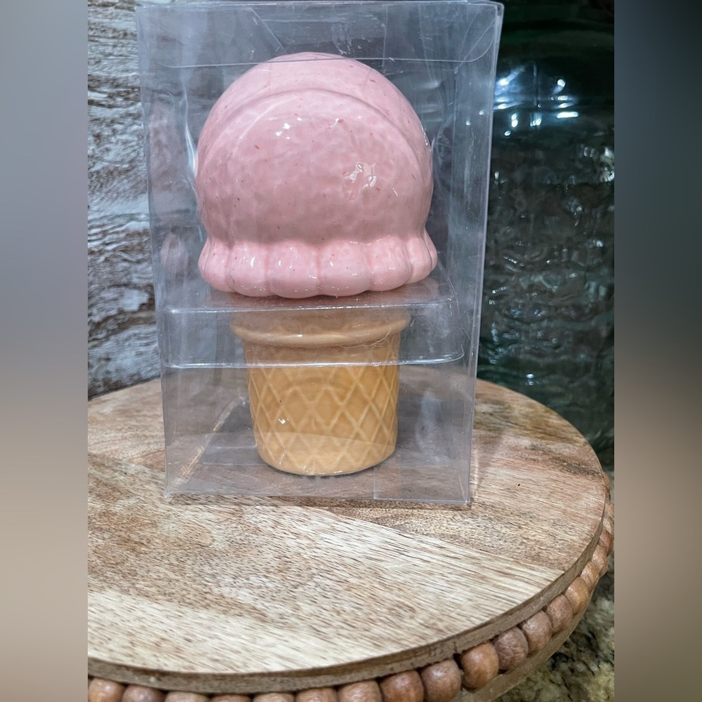 Ceramic ice cream cone shaped salt and pepper shaker - Brand new  - ADORABLE!
